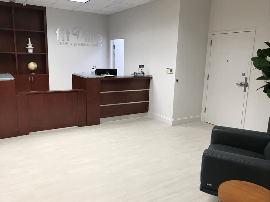 Front desk and waiting area at the Fit 4 Life Doral clinic